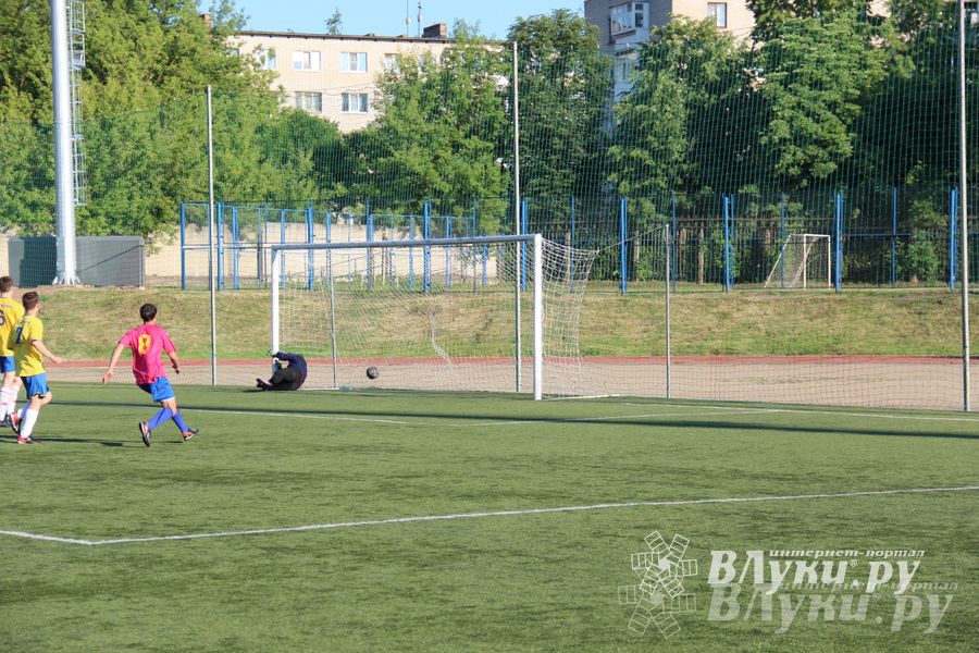 В Великих Луках команда «КПРФ» обыграла команду «Спартака» (фото)