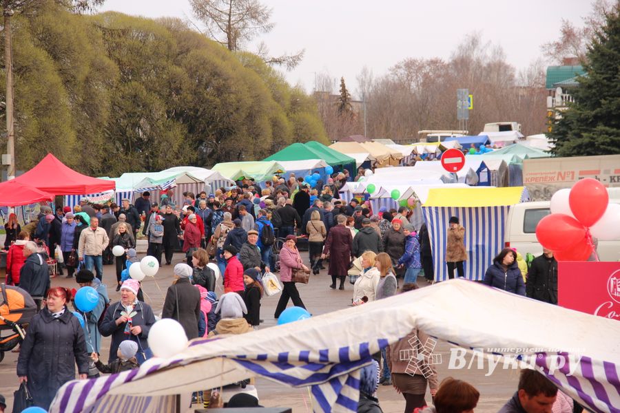 В Великих Луках проходит Весенняя ярмарка (ФОТО)