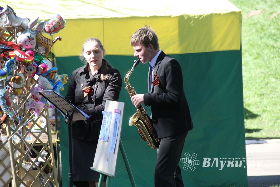 По центральному проспекту Великих Лук прошёл  «Бессмертный полк» (0+) (ФОТО)