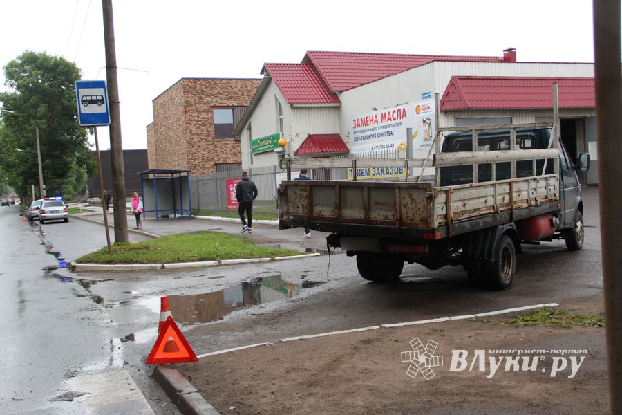 В Великих Луках столкнулись ВАЗ и Газель, есть пострадавшие (ФОТО)