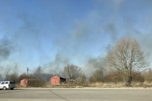 Пал травы угрожает строениям в Северном микрорайоне (ФОТО; ВИДЕО)
