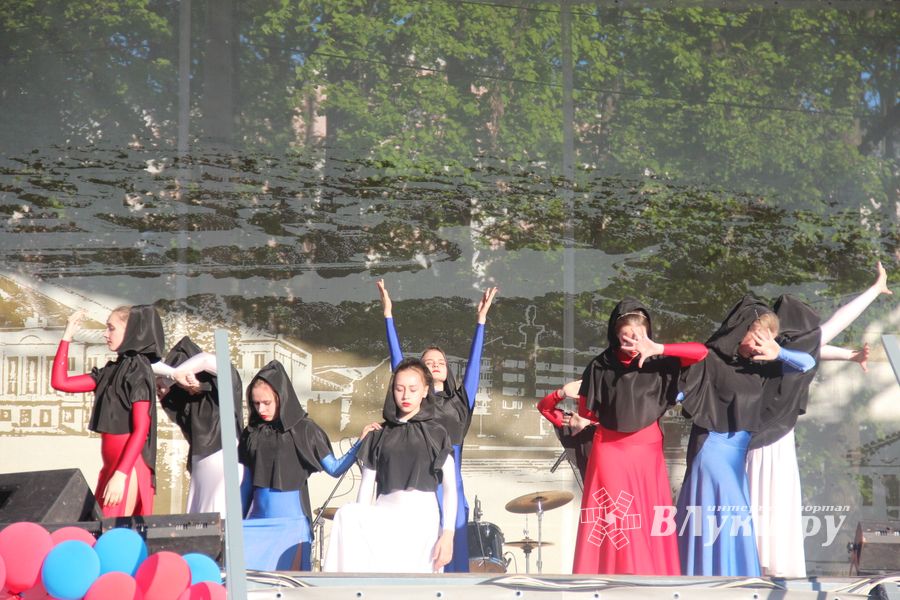 Праздничный салют в честь Дня Победы был дан в Великих Луках (ФОТО)