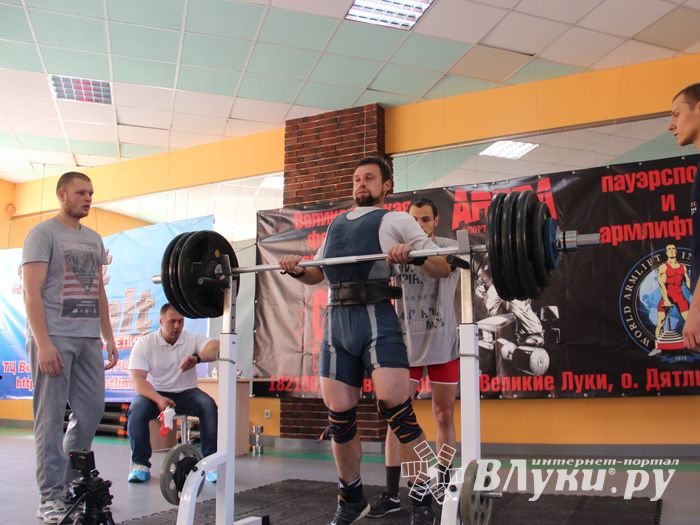 В Великих Луках прошел открытый городской турнир по пауэрлифтингу (фото)