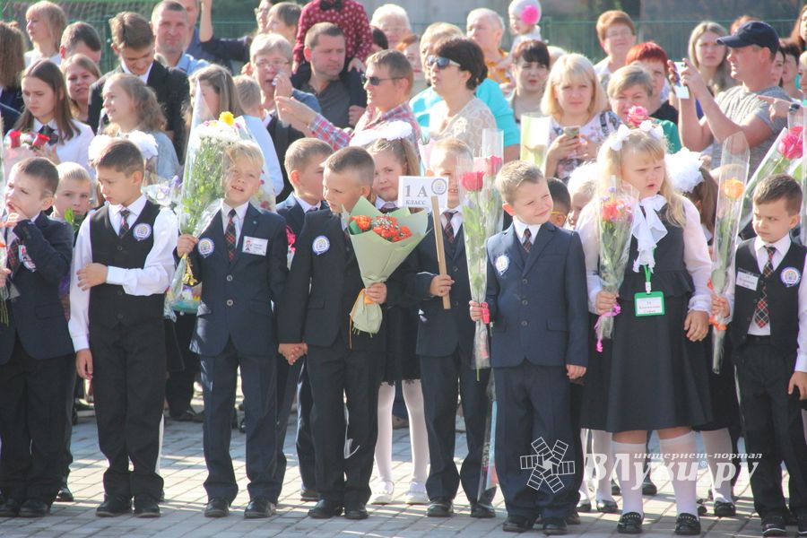 В Великих Луках торжественно встретили День знаний (ФОТО)