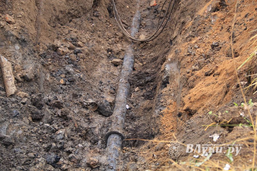 Возле железнодорожной поликлиники ликвидируют прорыв канализации (ФОТО)