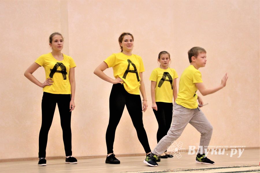 В Великих Луках ученики школы №13 поздравили своих педагогов (ФОТО)