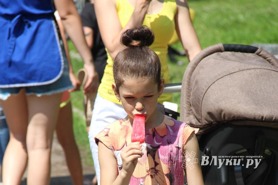 В городском парке Великих Лук прошёл День мороженого