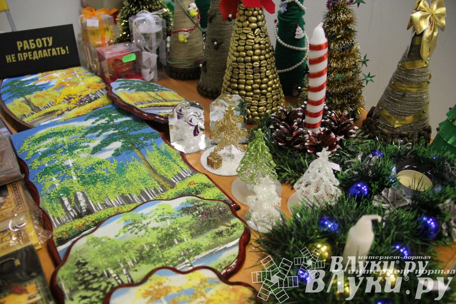 Универсальная выставка проходит в Великих Луках (фото)