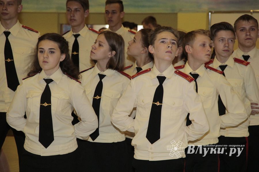 В Великих Луках состоялся кадетско-лицейский бал (ФОТО)