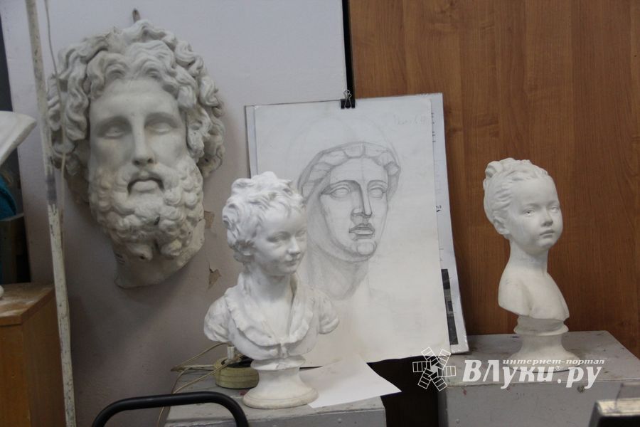 В Великих Луках ремонтируют детскую художественную школу (ФОТО)