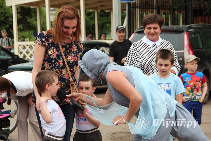 В Великих Луках чествовали близнецов (ФОТО)