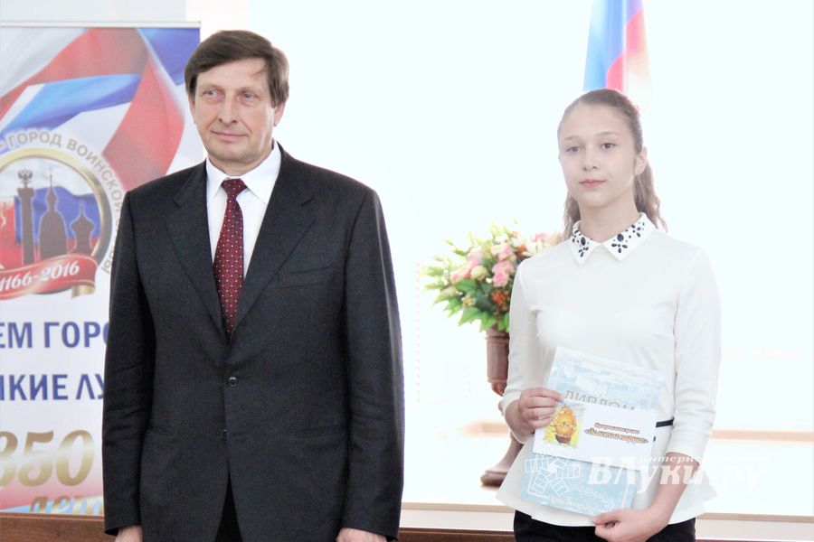 Лучших выпускников Великих Лук наградили «Золотыми парусами» (ФОТО)