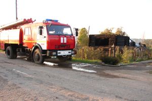В Псковской области мужчина решил поменять газовый балон, как итог - сгорел дом, гараж, автомобиль и прицеп (фото)