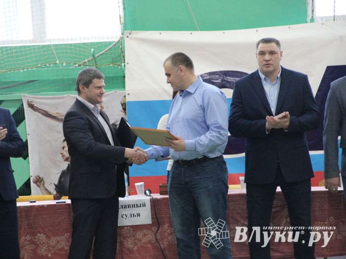 В Великих Луках - время жарких схваток