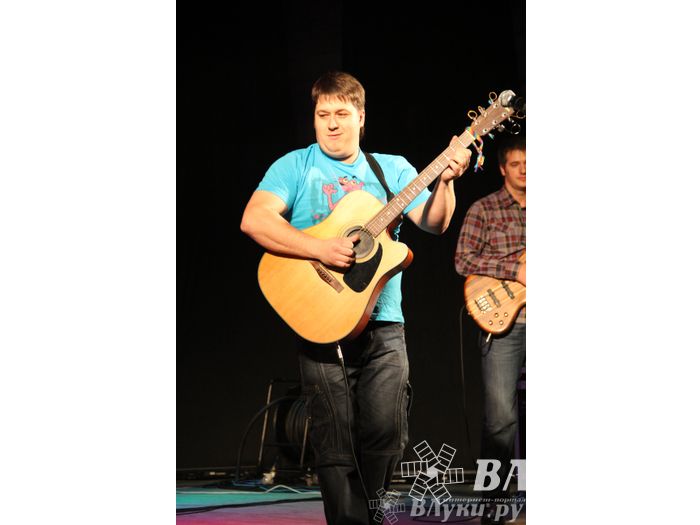 В Великих Луках прошел фестиваль живой музыки «Ставим на аватарках небо» (фото)