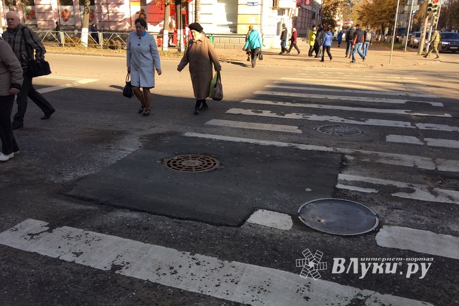 Ливневый колодец в центре Великих Лук приобрел новую «одежку»