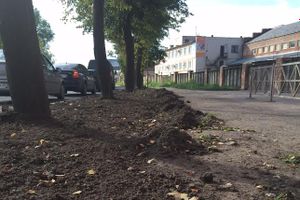 Фотофакт: В Великих Луках на проспекте Октябрьском перерыты газоны