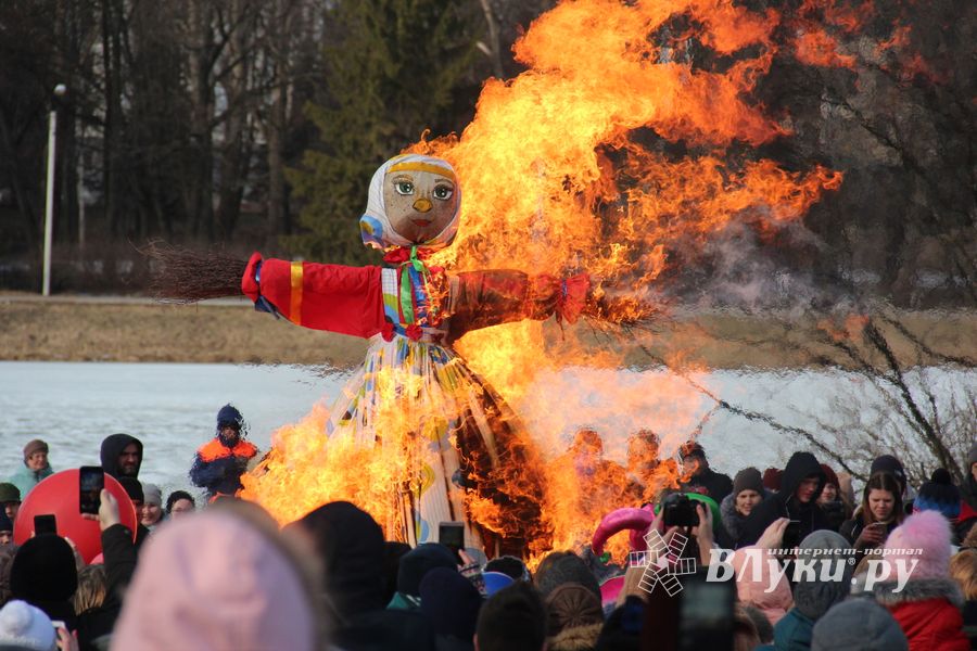 В Великих Луках широко отметили Масленицу (ФОТО)