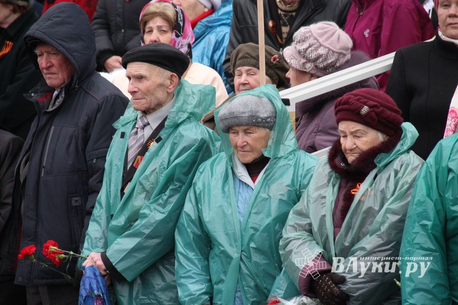 В Великих Луках прошел Парад Победы (ФОТО)