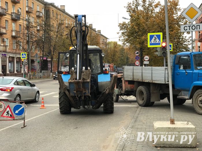 На центральном перекрёстке Великих Лук затруднено движение (ФОТО)