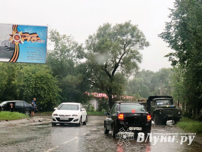 В Великих Луках столкнулись легковушка и ЗИЛ (ФОТО)