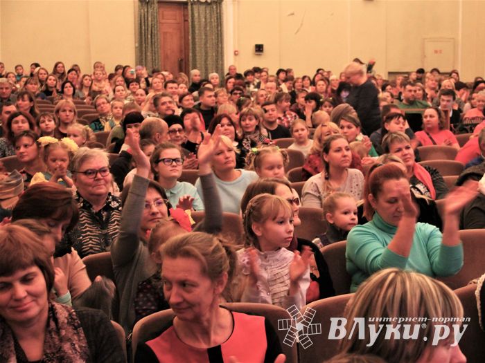 В ГДК им. Ленина прошёл концерт ко Дню матери (ФОТО)