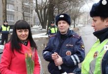 В Великих Луках инспекторы ГИБДД вручили цветы женщинам за рулём (ФОТО)