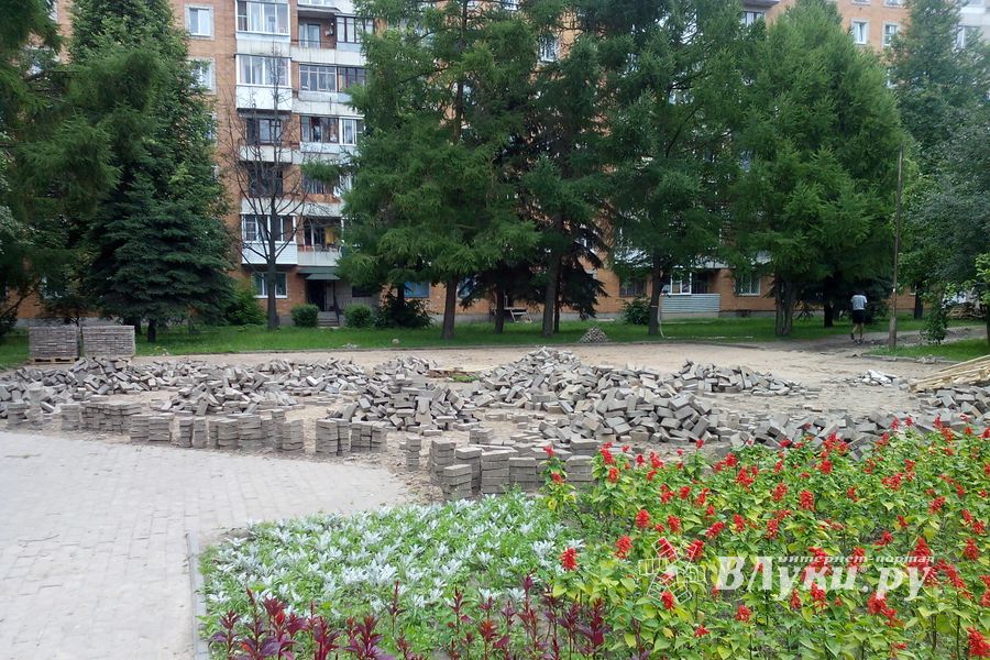 Карцево в Великих Луках мостят (ФОТО)