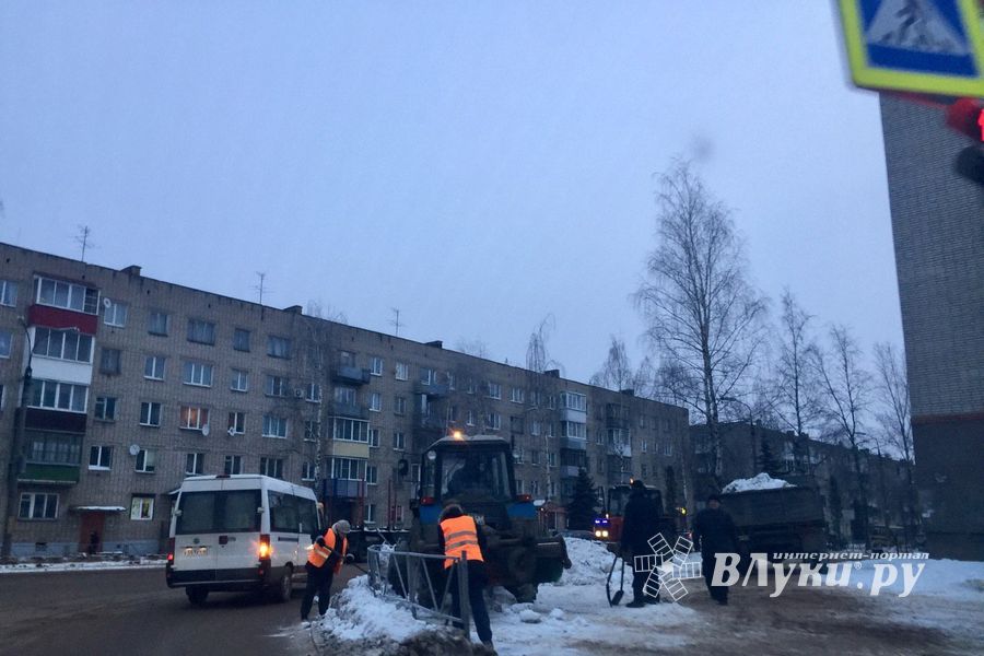 Из Великих Лук вывозят снег (ФОТО)