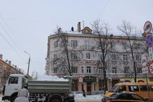 В Великих Луках  уборка снега на высоте...