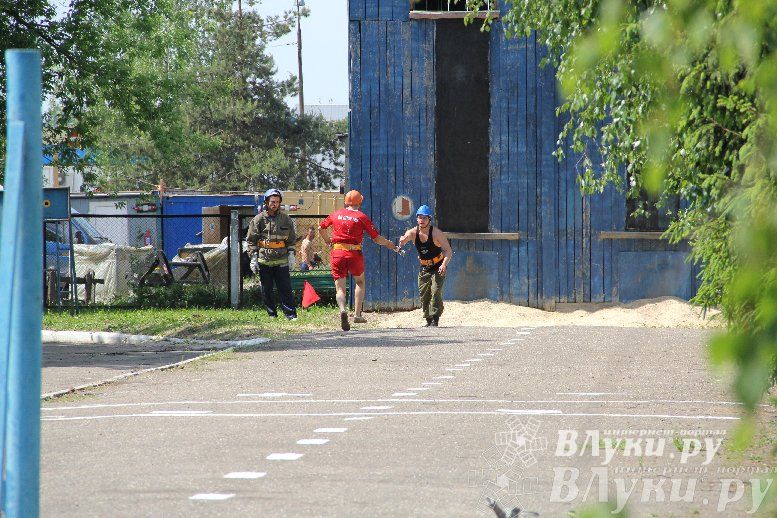 В Великих Луках прошли соревнования среди пожарных