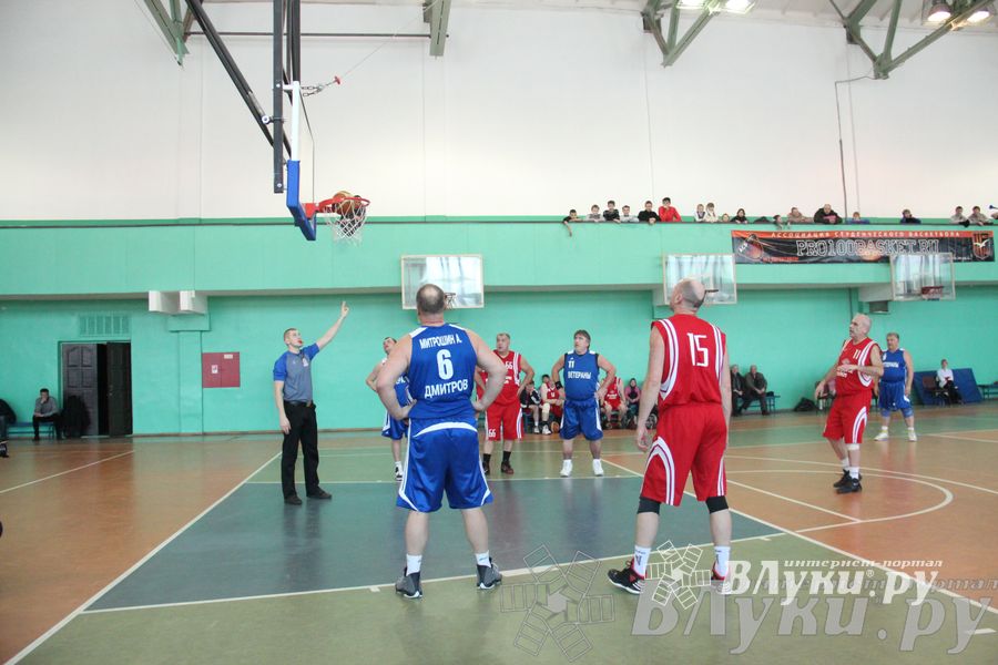 Баскетболисты Великих Лук сыграли со сборной Дмитрова