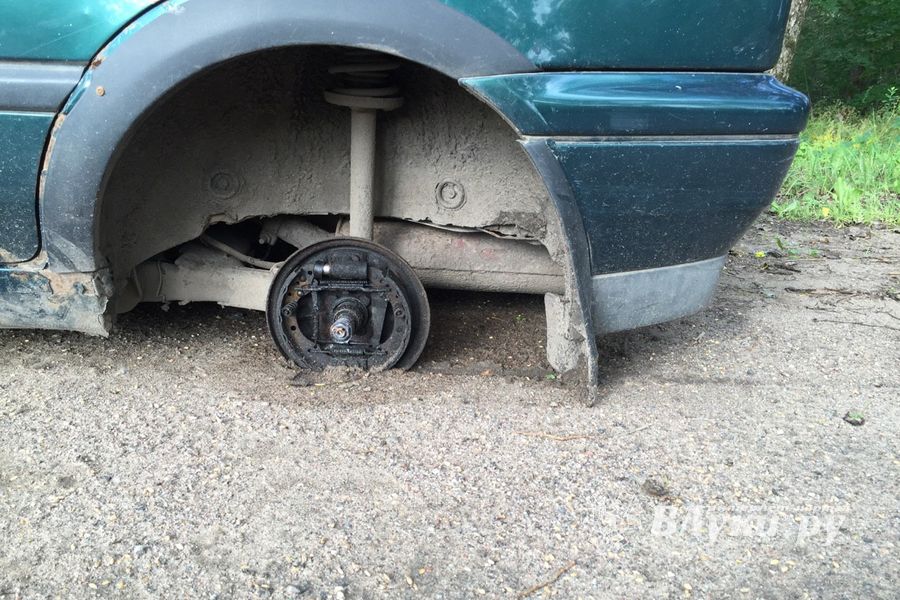 На обочину трассы Булынино-Невель выбрасывают даже автомобили (ФОТО)