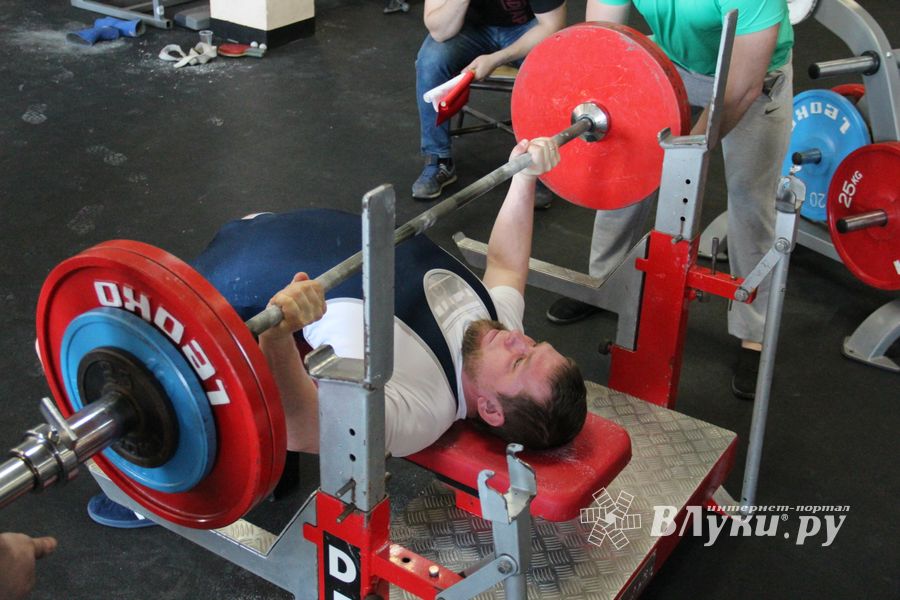 В Великих Луках состоялись Чемпионат и Первенство Псковской области по жиму штанги лежа (ФОТО)