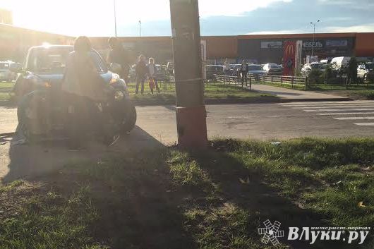 В Великих Луках девушка-водитель врезалась в столб (фото)