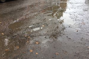 И в дождь, и в стужу бетон — на лужу (ФОТО)