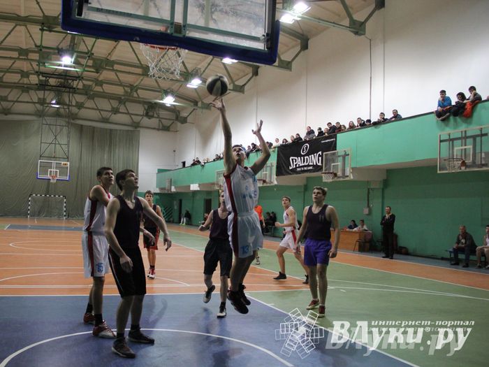 В Великих Луках прошли финальные игры муниципального этапа «КЭС-Баскет» (фото)