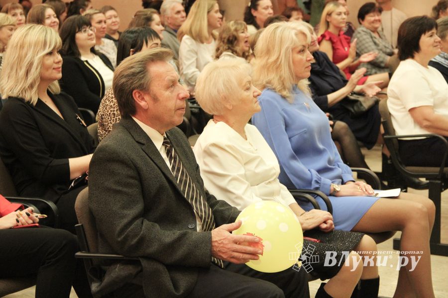 Великолукским учителям признались в любви (ФОТО)