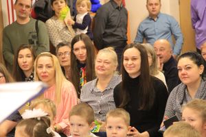 Великолукские школьники поздравили мам и учительниц (ФОТО)