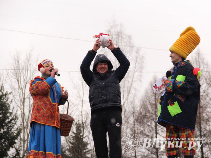 В Великих Луках сожгли Масленицу (фото)