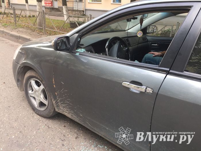 Автомобиль великолучанина попал под «обстрел» (ФОТО)