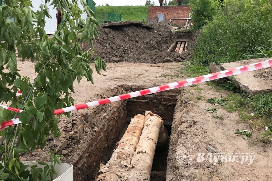 В Великих Луках «вскрывают» дворы (ФОТО)