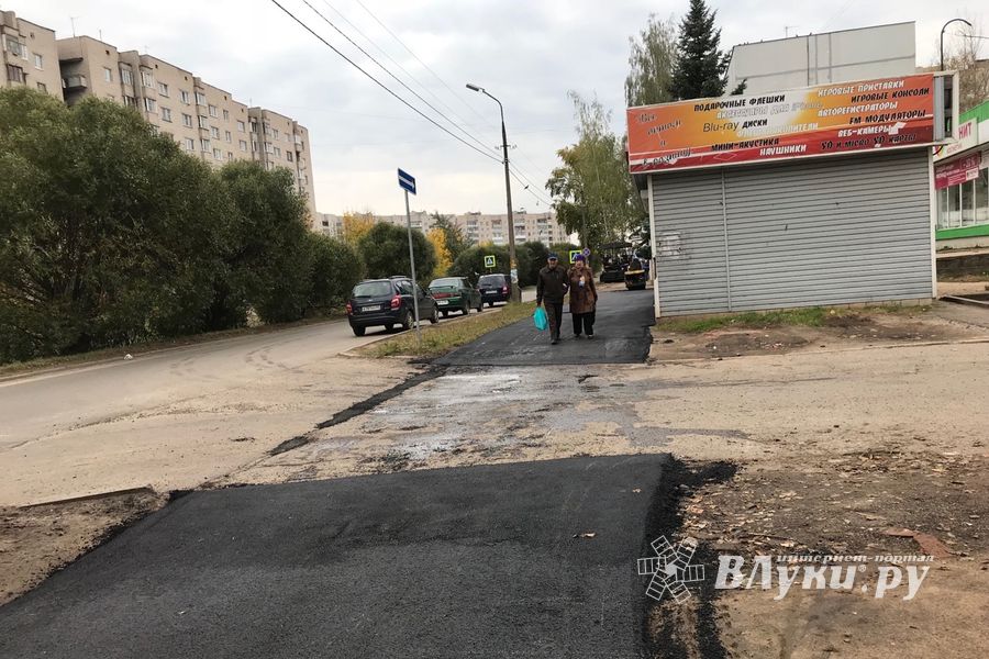 В Великих Луках на ул. Вокзальной ремонтируют тротуар (ФОТО)