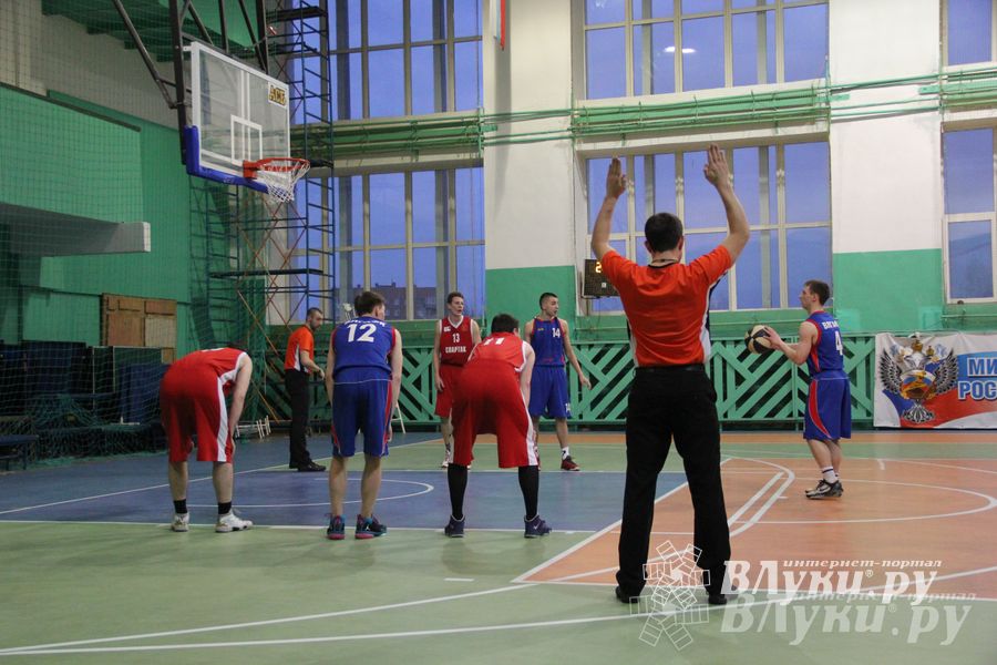 В Великих Луках проходит Открытый Чемпионат г. Великие Луки по баскетболу (фото)
