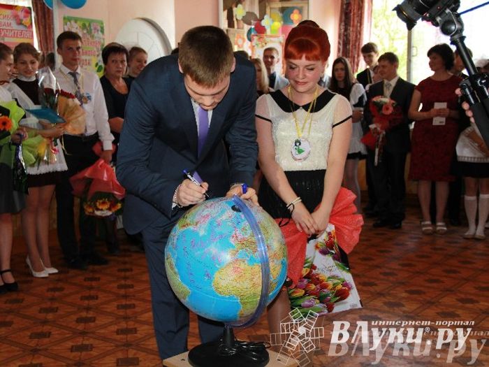 В Великих Луках прозвенели «Последние звонки»