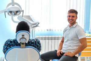 «Денталюкс» поздравляет и приглашает