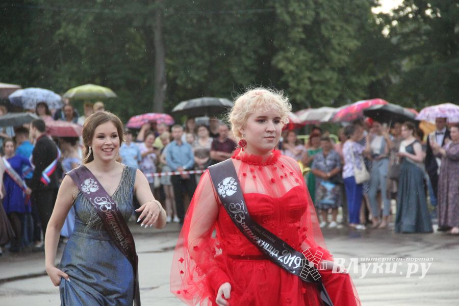 Великолукской «Бригантине» пришлось поплавать под дождём (ФОТО)