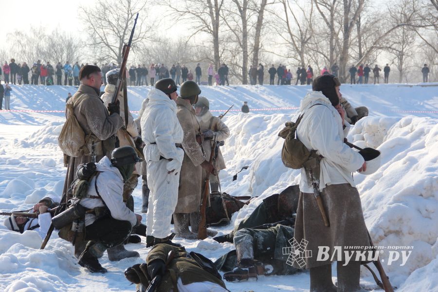 В Великих Луках реконструировали подвиг Александра Матросова (12+)(ФОТО)