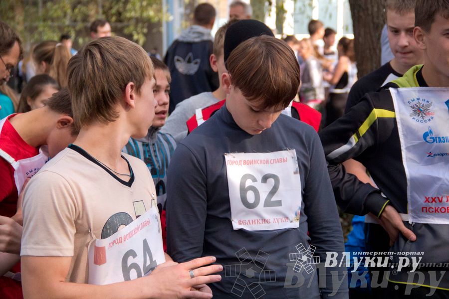 В Великих Луках прошел «Осенний кросс» 