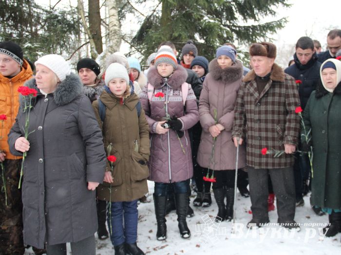 Никто не забыт: в Великих Луках благоустроили могилу неизвестного солдата (ФОТО)